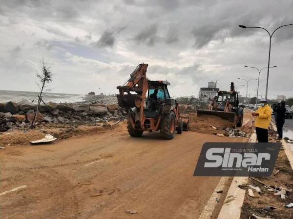 Penutupan sementara sebahagian laluan tersebut adalah bagi menjamin keselamatan pengguna jalan raya berikutan berlaku limpahan ombak serta sampah-sarap di lokasi tersebut.