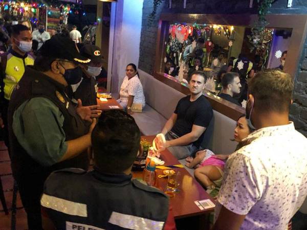 Seorang pelancong asing membawa anak kecilnya ketika melepak di sebuah bar malam tadi.