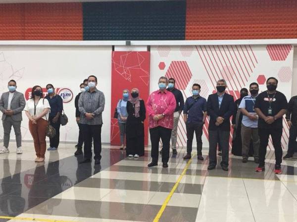 Saifuddin (tengah) bergambar bersama kakitangan piecemeal RTM sebaik selesai pertemuan di Wisma Berita RTM pada Jumaat.