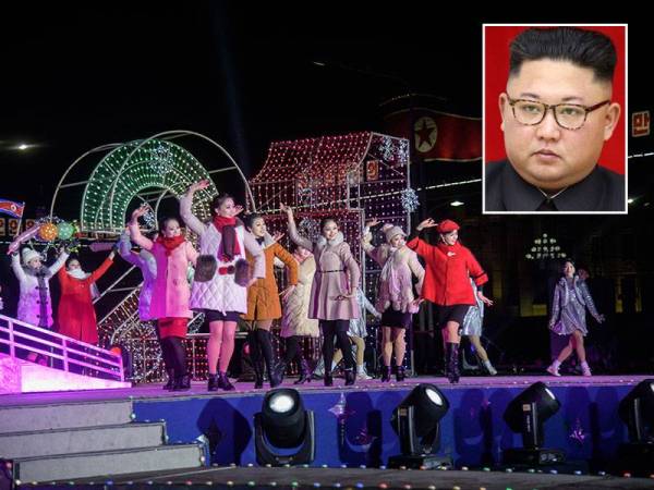 Acara tarian memeriahkan sambutan tahun baharu yang diadakan di Dataran Kim Il Sung di Pyongyang pada Khamis. Gambar kecil: Jong-un. - Foto: AFP