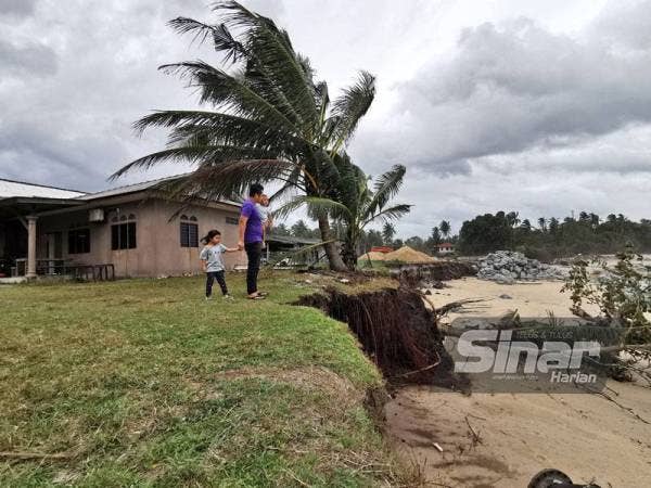 Keadaan kawasan kediaman yang dihuni Mohd Afifullah di Kampung Pengkalan Maras, Kuala Nerus yang musnah teruk akibat dibadai ombak.