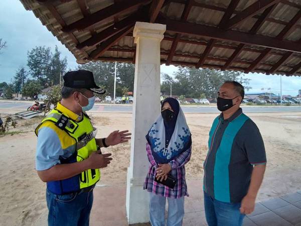 Abdul Rahim menasihatkan pasangan ini yang berehat di wakaf di Pantai Seberang Takir, Kuala Nerus.