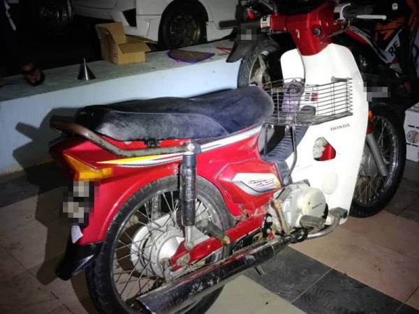 Motorsikal jenis EX5 ditunggang lelaki berusia 26 tahun yang dipercayai melanggar mangsa di lokasi Foto: Ihsan IPD Hulu Terengganu