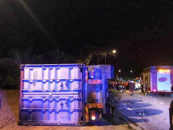 Keadaan lori yang membawa muatan kayu palet yang terbalik di KM5 Jalan Lipis - Merapoh pada Sabtu. - Foto Ihsan polis