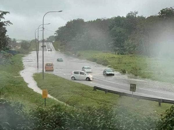 Jalan Masai Lama di Masai yang menghubungkan Pasir Gudang dan Johor Bahru ditenggelami banjir pada Sabtu hingga memaksa beberapa kereta meredah air yang naik hampir satu kaki.