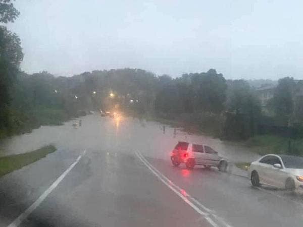 Jalan Masai Lama di Masai yang menghubungkan Pasir Gudang dan Johor Bahru ditenggelami banjir pada Sabtu hingga memaksa beberapa kereta meredah air yang naik hampir satu kaki.