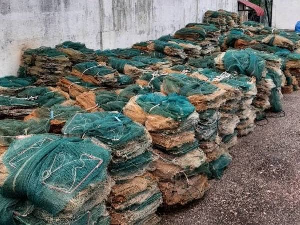 Antara 47 set bubu naga yang dirampas pihak APMM di lokasi lebih kurang 0.2 batu nautika barat laut muara Sungai Ayam, Batu Pahat pada Jumaat.