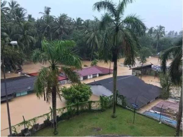 Punca banjir melanda negeri ini berpunca daripada hujan sederhana lebat yang berpanjangan sejak semalam menyebabkan beberapa kawasan dinaiki air. 