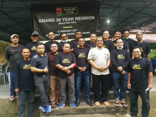 Muhammad Sanusi (tiga, kanan) bergambar bersama bekas rakan sekolah pada majlis ‘Grand 30 Year Reunion Sekolah Menengah Sains Sultan Mohamad Jiwa (SSMJ)’ di Bendang Man Resort, Sik pada Sabtu.