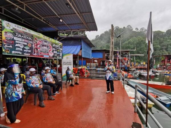 Ariffin (kanan) ketika berucap sempena program penutup dan penyampaian hadiah ASEAN Monsoon Casting Tournament Special Edition 20/21 di Sungai Leban, Tasik Kenyir pada Sabtu.