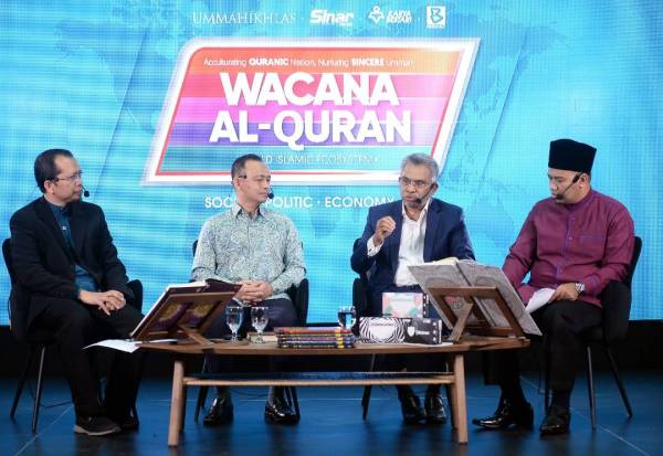Wacana Al-Quran yang diadakan di Kumpulan Karangkraf yang membincangkan tajuk Education: The Key To Civilisation, dari kiri, Ketua Pegawai Penyelidik Yayasan Warisan Ummah Ikhlas, Fazrul Ismail, Ahli Parlimen Simpang Renggam, Dr Maszlee Malik, Presiden Universiti Islam Antarabangsa Malaysia, Datuk Dr Mohd Daud Bakar dan Qari Malaysia, Ustaz Abdul Khair Jalil:FOTO: ROSLI TALIB