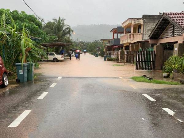 Banjir kilat di Taman Wira, Jerantut. - Foto ihsan Mazidah Ibrahim