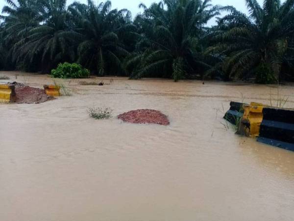 Banjir kilat di jalan besar Felda Jengka 14. - Foto ihsan Siti Salwa Hassan