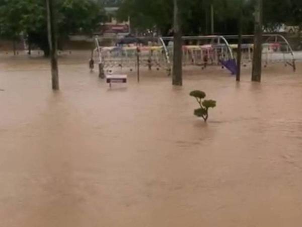 Bandar Maran berdekatan jambatan di Balai Polis Trafik Maran pada Ahad. - Foto ihsan Zamilah Hamzah