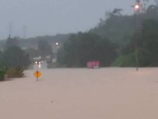 Keadaan Jalan Kuantan-Maran berhampiran Bukit Gambang Resort di sini yang terputus akibat limpahan air pada Ahad.