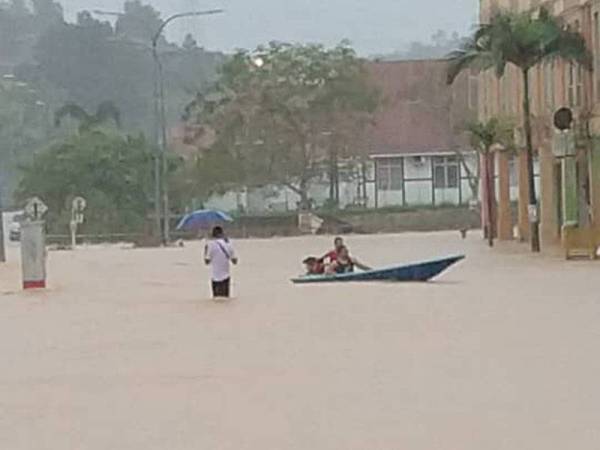 Keadaan banjir di Taman Gambang Damai ekoran hujan lebat sejak Sabtu.