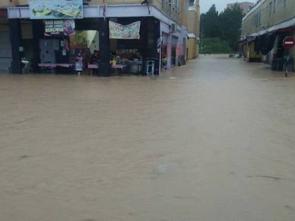 Deretan kedai di Taman Gambang Damai yang dinaiki air ekoran hujan lebat sejak Sabtu.