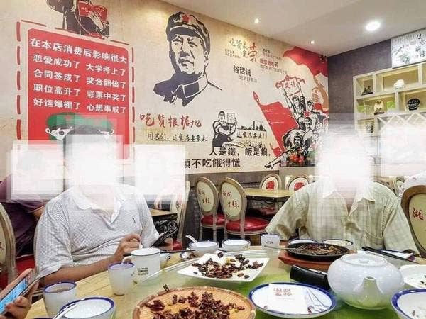 Restoran yang mempamerkan wajah pemimpin komunis telah diambil tindakan oleh polis.