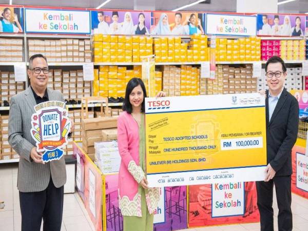 Jalinan kerjasama ‘Kembali Teguh’ Tesco, Yayasan PINTAR dan Unilever terbukti demi anak-anak B40. Dari kiri: Sabri, Azliza dan Jay Go.
