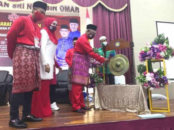 Noh memukul gong sebagai simbolik perasmian pada Majlis Perasmian Mesyuarat Perwakilan UMNO Bahagian Tanjong Karang di IPP di sini Ahad.