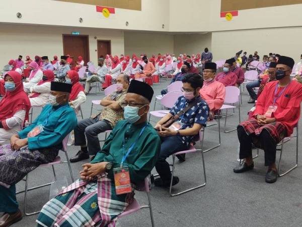 Para perwakilan mendengar ucapan perasmian Mesyuarat Perwakilan UMNO Bahagian Puchong Ke-17 di Puchong pada Ahad.