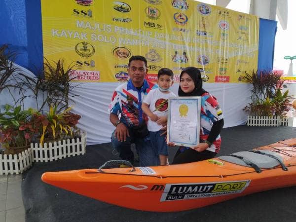 Nur Adilla bersama suami, Mohd Shamsul Naim Mohd Amran, 46, dan anak menunjukkan sijil MBOR yang diterimanya.