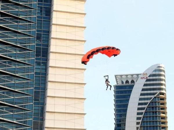 Insiden berlaku pada jam 5.35 petang Jumaat lepas (1 Januari) semasa arwah bersama tujuh lagi rakan penerjun sedang melakukan latihan terjunan BASE sebagai persiapan sambutan Hari Wilayah Persekutuan 2021. - Foto Bernama