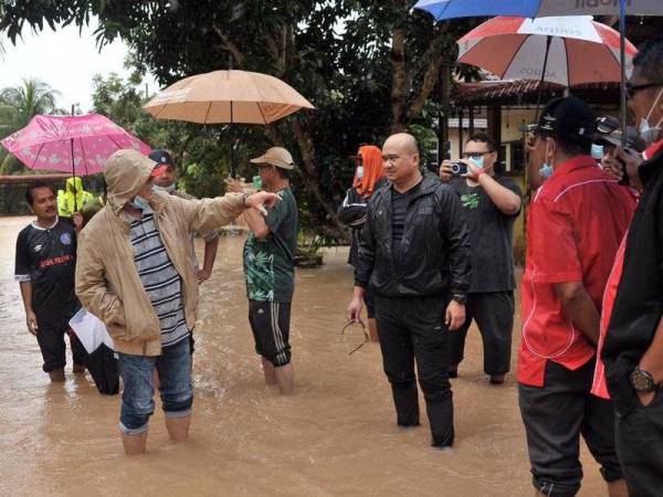 Wan Rosdy meninjau keadaan banjir dan melawat mangsa yang terjejas sekitar daerah Raub pada Ahad.