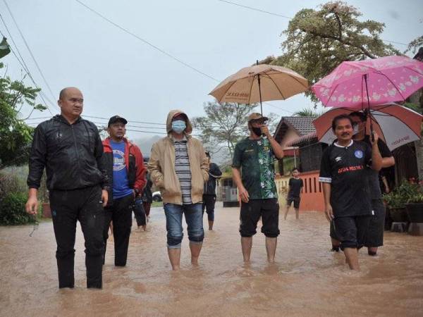Wan Rosdy meninjau keadaan banjir dan melawat mangsa yang terjejas sekitar daerah Raub pada Ahad.