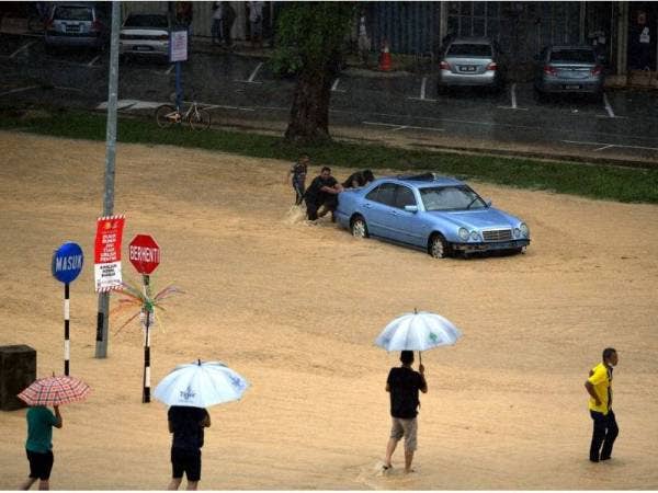  Pengguna jalan raya dinasihatkan agar tidak mengambil risiko meredah jalan yang banjir untuk meneruskan perjalanan bagi mengelakkan sebarang kejadian tidak diingini berlaku.