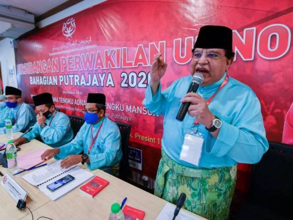 Tengku Adnan (kanan) menyampaikan ucapan perasmian Mesyuarat Perwakilan UMNO Bahagian Putrajaya di Pusat Khidmat Masyarakat UMNO Putrajaya pada Ahad. -Foto Bernama