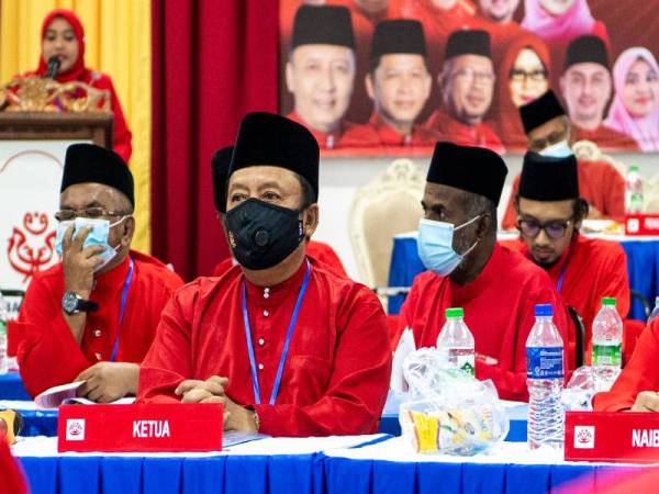 Pengerusi Badan Perhubungan Umno Negeri Kelantan Datuk Ahmad Jazlan Yaakub (dua, kiri) hadir pada Mesyuarat Perwakilan UMNO Bahagian Machang 2020 di Pusat Transformasi Ilmu Bukit Tiu hari ini.- Foto Bernama