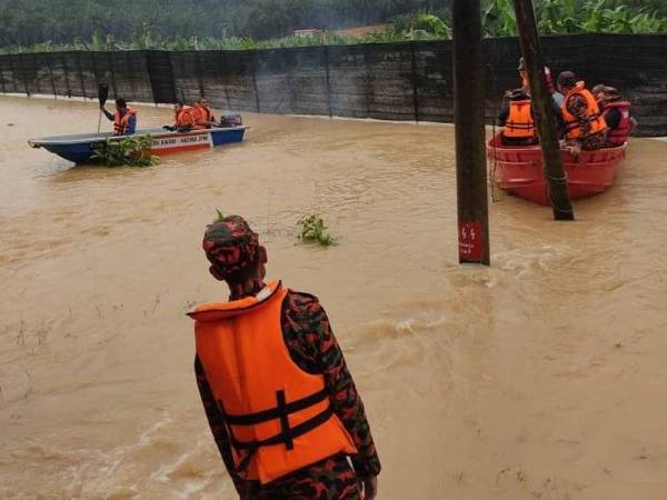 Anggota bomba melakukan operasi mencari dan menyelamat seorang lelaki yang masih hilang selepas hanyut bersama-sama keretanya di Jalan Kluang-Kahang, Kluang pada Ahad.