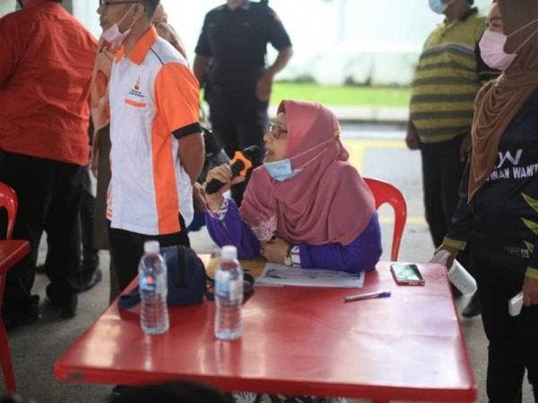 Dr Mariah cuba menenangkan peniaga yang marah susulan tindakan perobohan gerai pada Isnin lalu.