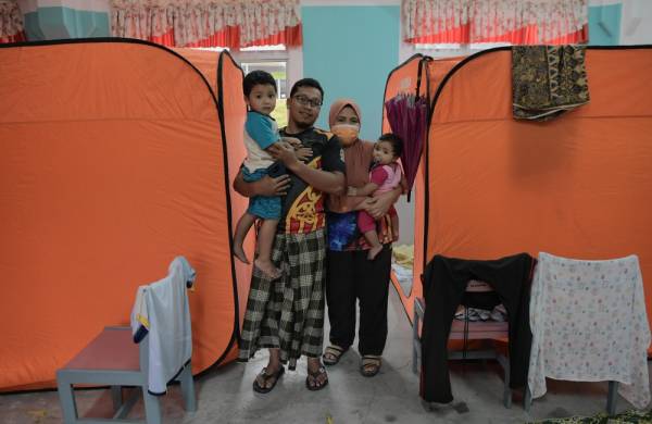 Abdul Aziz Jemain, 30, isterinya Khairiyatul Asma' Kamat, 30, bersama anak mereka Anas Farhan, 2 tahun setengah dan Aysar Maisara lapan bulan. -Foto Bernama