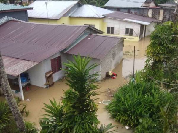 Rumah penduduk di Hulu Selangor ditenggelami air susulan hujan berterusan pada Ahad.