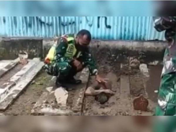 Lelaki tanam diri sendiri selepas dipercayai mendengar bisikan dan berasakan dirinya sudah meninggal dunia. - Foto Kompas