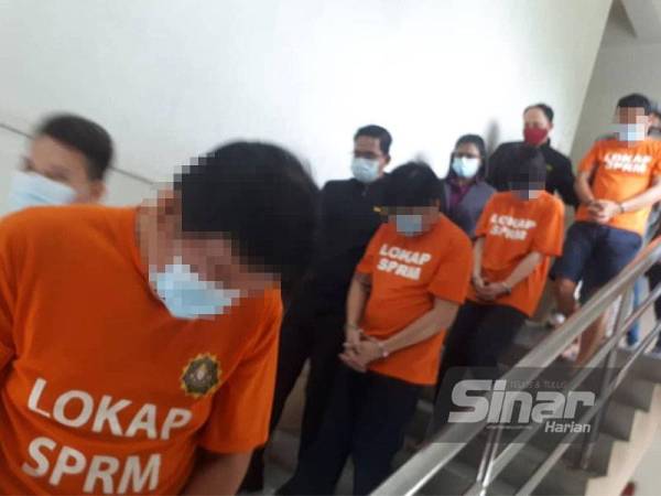 Empat individu direman selama empat hari untuk membantu siasatan berkaitan kartel daging import yang memalsukan logo halal.