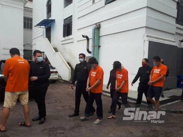 Mahkamah Majistret Johor Bahru hari ini membenarkan perintah reman terhadap empat individu bagi membantu siasatan berkaitan pemalsuan logo halal.