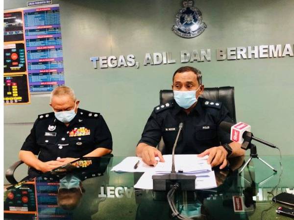Mohd Noor (kanan) dan Timbalan Ketua Polis Daerah Kuantan, Superintendan Muhammed Rizal Kamarudin pada sidang media di Ibu Pejabat Polis Daerah (IPD) Kuantan di sini pada Isnin.