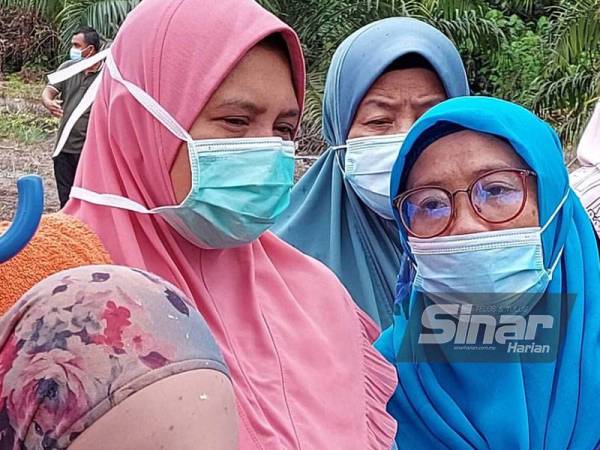 Mazayana (kiri) ketika ditemui di Tanah Perkuburan Islam Kampung Mat Kilau, Jerantut pada Isnin.