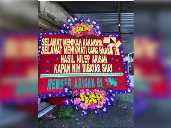 Irene Junita Sari menghantar jambangan bunga untuk tuntut hutang di majlis perkahwinan rakan wanitanya dan video tersebut tular di laman sosial.- Foto Detik News
