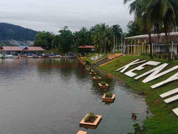Limpahan air Tasik Kenyir di Pengkalan Gawi bermula malam Ahad disebabkan berlaku sedikit peningkatan paras air di Tasik Kenyir ekoran hujan lebat sejak Ahad.