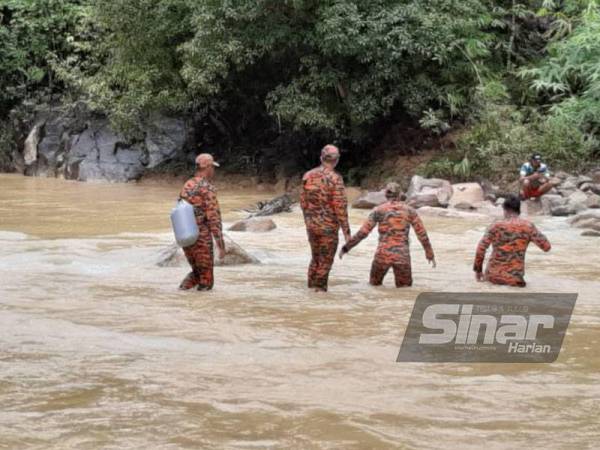Operasi mencari dan menyelamat (SAR) yang dilakukan oleh Jabatan Bomba dan Penyelamat, Polis Diraja Malaysia dan penduduk kampung hari ini.