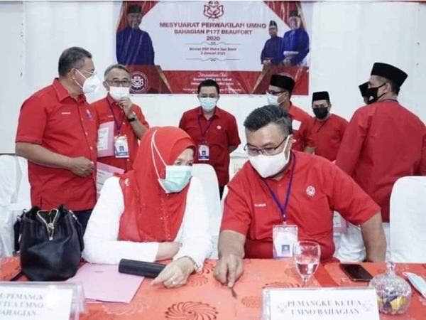 Ag Aslee bersama Pemangku Timbalan yang juga Ketua Wanita Pergerakan Wanita UMNO Sabah, Datuk Siti Aminah sebelum persidangan bermula.