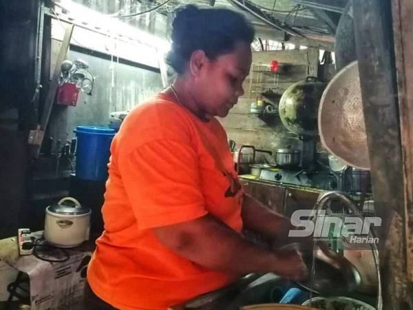 Normawati di dalam rumah yang didudukinya sejak 20 tahun lalu.