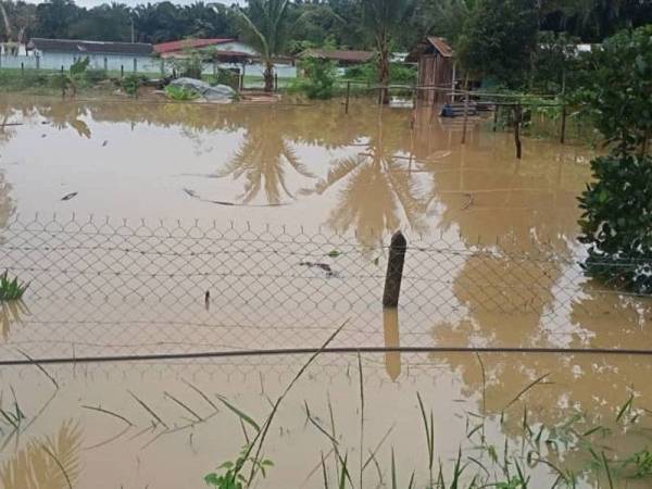 Beberapa kawasan rendah di Kampung Rantau Panjang dilanda banjir pada Ahad.