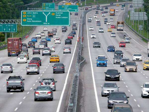 Kelihatan aliran trafik lancar di Lebuhraya PLUS KM dari kedua-dua arah berdekatan Restoran Jejantas Rehat dan Rawat (R&R) Sungai Buloh yang dirakamkan sempena cuti umum tahun baru 2021 dan cuti hujung minggu pada Sabtu. - Foto Bernama