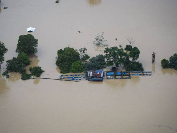 Keadaan sangkar ikan yang terjejas akibat banjir sekitar Kampung Peta, Mersing pada Isnin. - Foto Bernama
