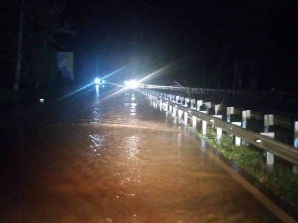 Keadaan limpahan air di KM84.6 hingga laluan terpaksa ditutup kepada semua kenderaan.
